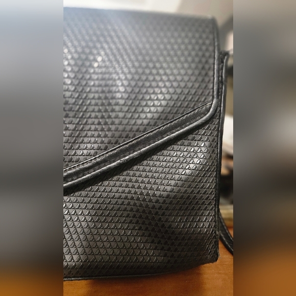 VINTAGE 1980'S LIZ CLAIBORNE  Leather Deep navy Crossbody Handbag - Picture 3 of 12